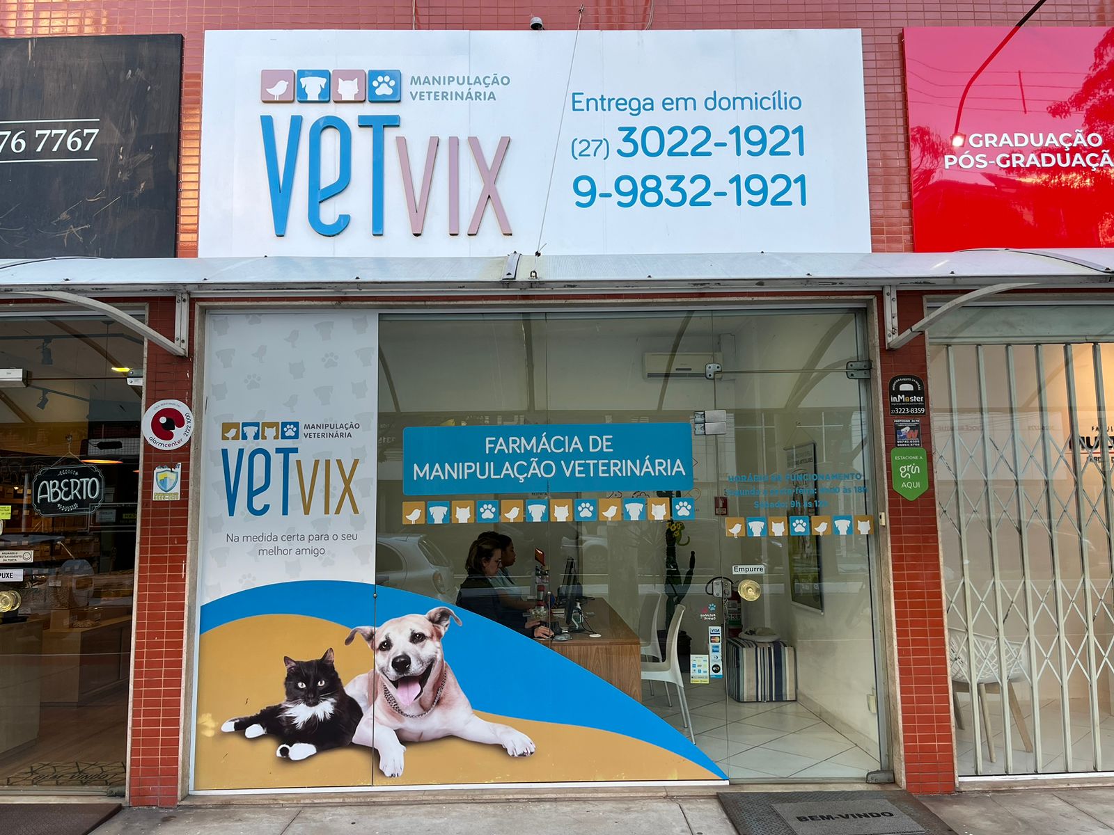 Fachada da VetVix na Av. Hugo Viola, com vitrine ilustrada com cão e gato